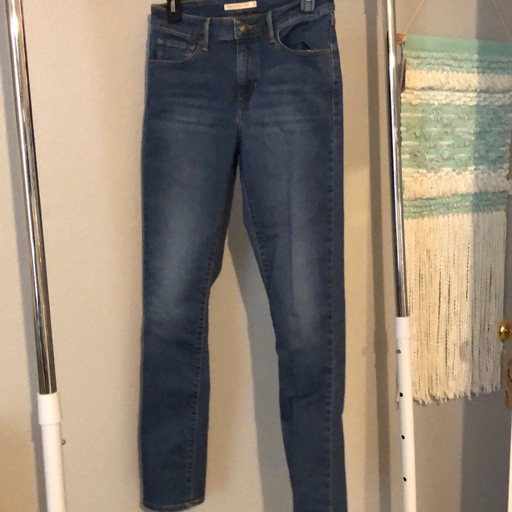 Dark-Washed Classic Mid Rise Skinny Levi’s Jeans